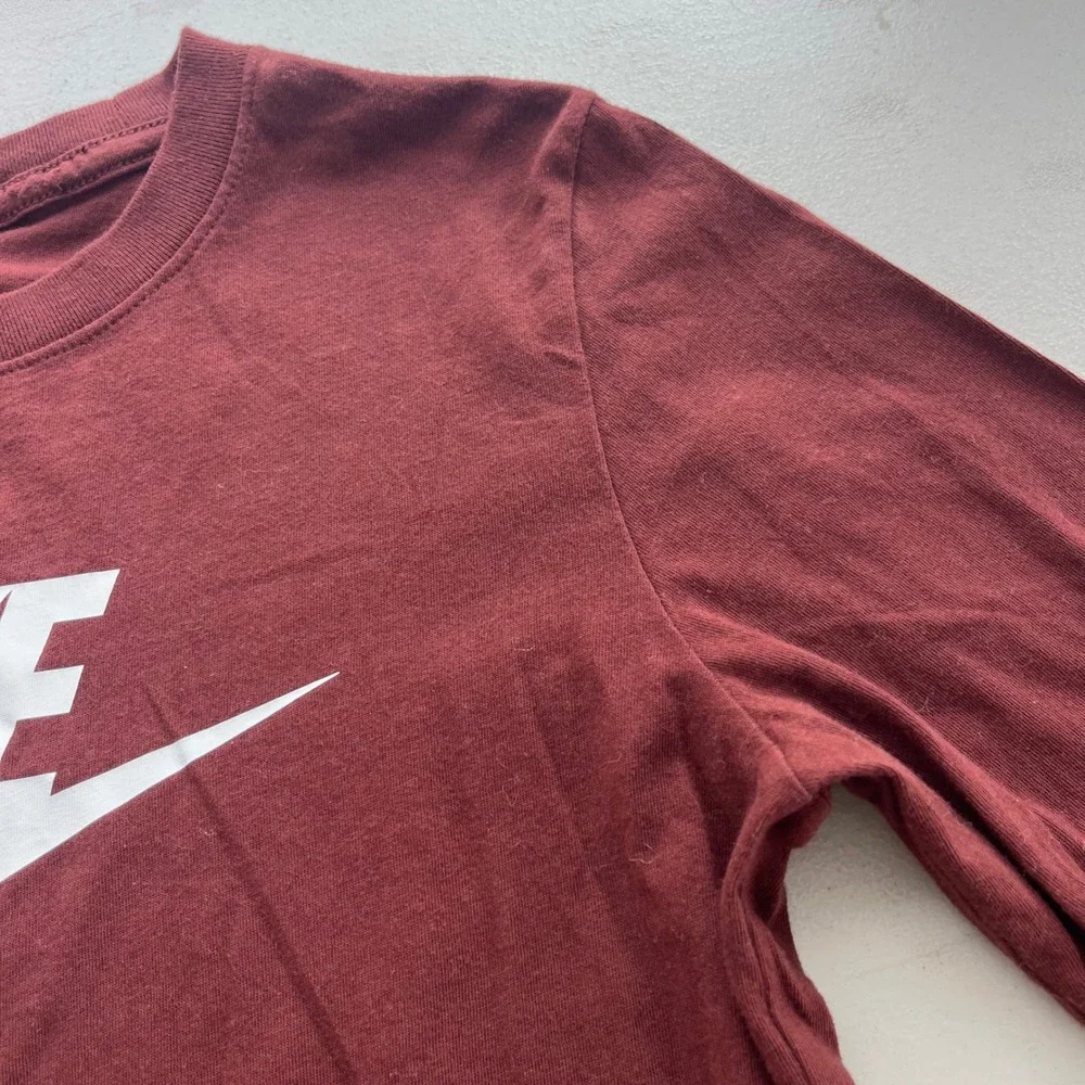 Nike Women's Sm Brown White Graphic Logo Long Sleeve T-Shirt The Nike Tee Sporty